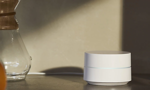 Vit Google WiFi på en byrå.