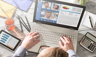 Man jobbar och har ett möte på sin laptop