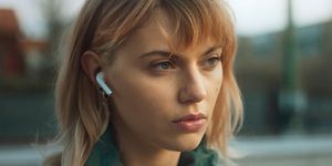 AirPods i öronen på en ung kvinna