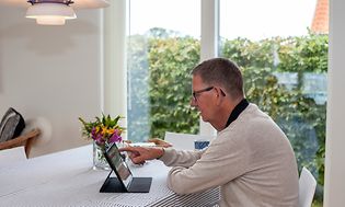 Man jobbar hemifrån med en iPad