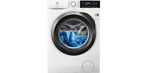 En vit tvättmaskin från Electrolux med blå tvtt inuti maskinen. 