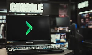 Bärbar gamingdator med Elgiganten-logga på skärmen