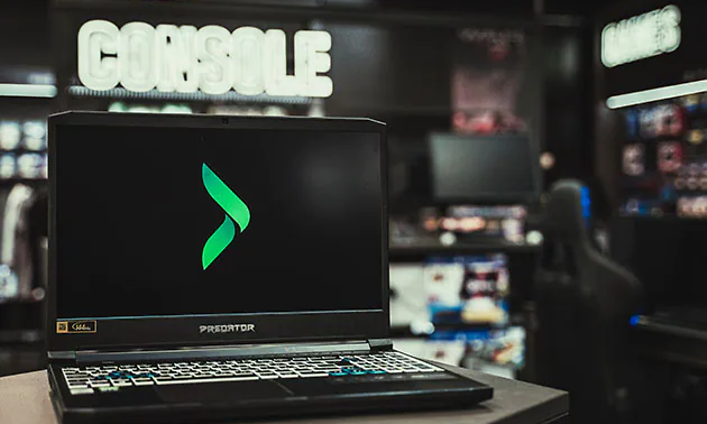 Bärbar gamingdator med Elgiganten-logga på skärmen