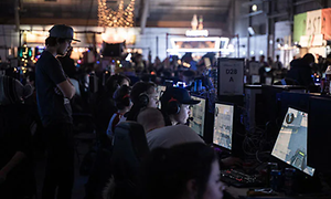 Gamers på ett lan