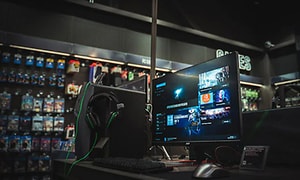 Gamingdator och skärm i Elgiganten-varuhus
