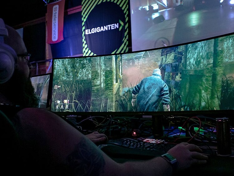 Gamer spelar på ultrawide-monitor