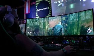 Gamer spelar på ultrawide-monitor
