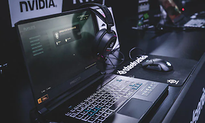 Gaminglaptop med Steelseries-produkter