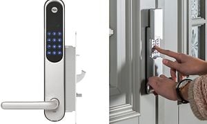 Bildkollage med en närbild på ett dörrhandtag med kodlås och en hand som slår in en kod på ett lås vid en dörr. 