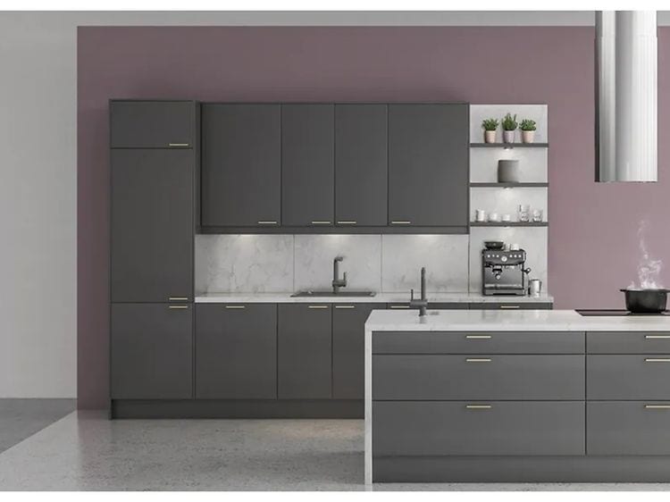 Kök i grå färg med köksö och frihängande köksfläkt i rund silverfärgad modell över. 