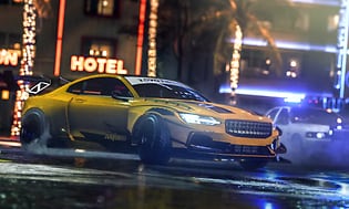 En bild från spelet Need for Speed HEAT med en gul racerbil i natten med ett hotell i bakgrunden. 
