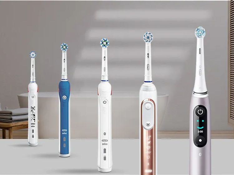 Fem olika varianter av eltandborstar från Oral-B uppradade på ett bord.