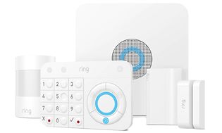 Olika vita säkerhetsprodukter med blå detaljer från Ring Alarm säkerhetspaket.