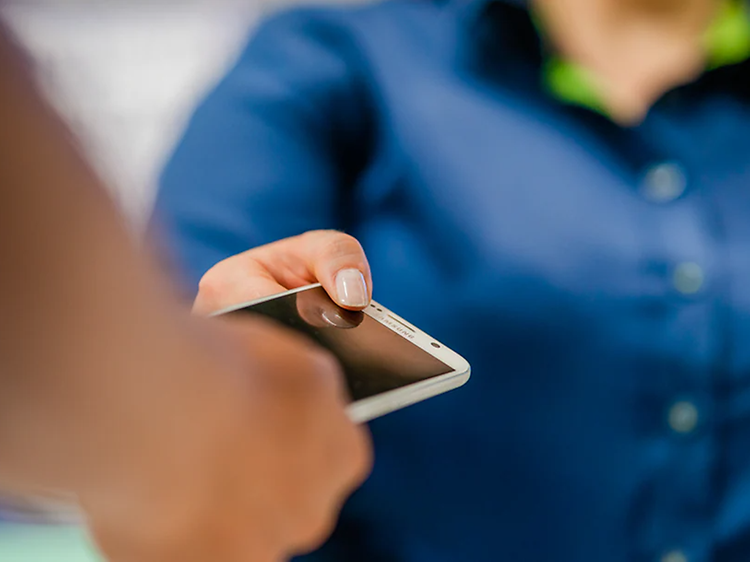 Corporate - Sustainabillity - customer handing over a phone