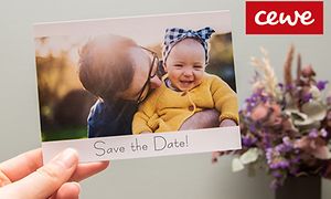 CEWE bild på fotokort med man och bebis och texten "save the date". 
