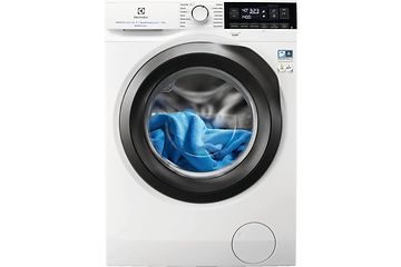 Tvättmaskin från Electrolux PerfectCare 700 med blå tvätt i maskinen. 