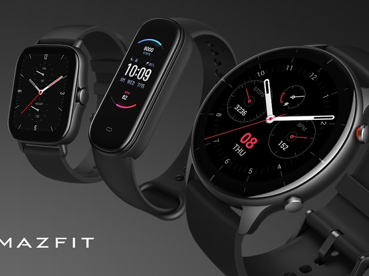 Tre olika svarta Amazfit klockor med färg på displayen och logotyp nere i hörnet.