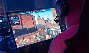 En kille som spelar CS:GO