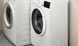 Två tvättmaskiner i olika storlekar bredvid varandra från Electrolux.