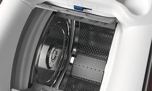 Närbild på tvättrumman på en tvättmaskin från Electrolux.