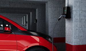 EV-laddare- Wallbox laddstation i ett garage