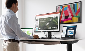 Man jobbar hemifrån med Lenovo ThinkPad