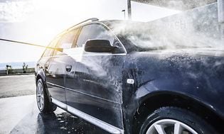 Bil som tvättas med högtryckstvätt