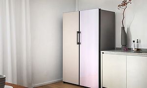 Kyl och frys från Samsung Bespoke i två toner, ena lite beige och andra rosa blänkande.