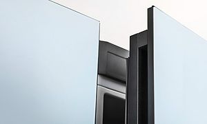 Närbild av dörr som öppnas på Samsung Bespoke kyl och frys.