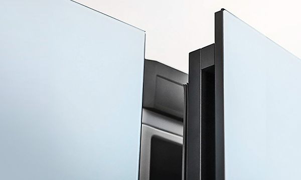 Närbild av dörr som öppnas på Samsung Bespoke kyl och frys. 