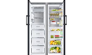 Ett öppet kombiskåp från Samsung Bespoke. I kylskåpet finns det matvaror frukt och grönt, dryck mm.