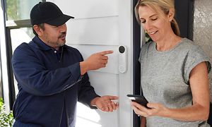 Man och kvinna utanför ytterdörren med Nest Doorbell