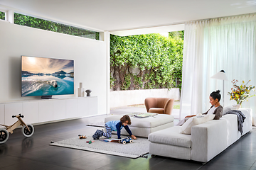 CE - Jämför abonemang - Mother and son playing in front of TV