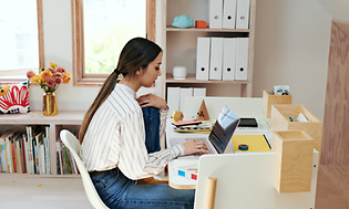 CE - Jämför abonemang - Woman studying with google product in background