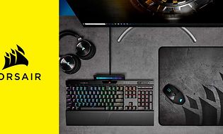 Bild ovanifrån på gamingdator, tangentbord, mus och musmatta från Corsair. 