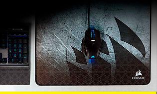 Närbild på Corsair-musmatta och mus i svart färg med blått ljus. 