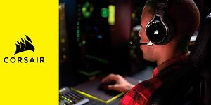 Man som sitter framför dator och spelar och har på sig ett svart gaming-headset från Corsair.