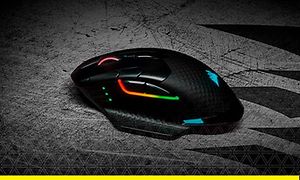 Närbild på Corsair-gamingmus i svart färg med ljus i olika färg.