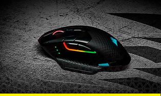 Närbild på Corsair-gamingmus i svart färg med ljus i olika färg.