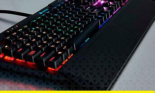 Närbild på gaming-tangentbord från Corsair med bakgrundsbelysning i olika färger.