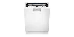 Vit diskmaskin från Electrolux med halvt öppen lucka. 