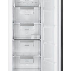 Inbyggd frys från Smeg med öppen dörr och tomma fack. 