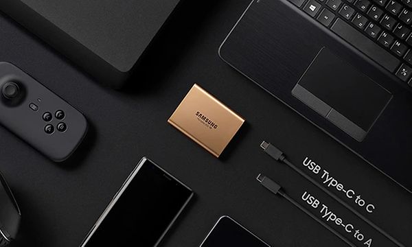 Samsung SSD med andra elektriska produkter runt omkring. 