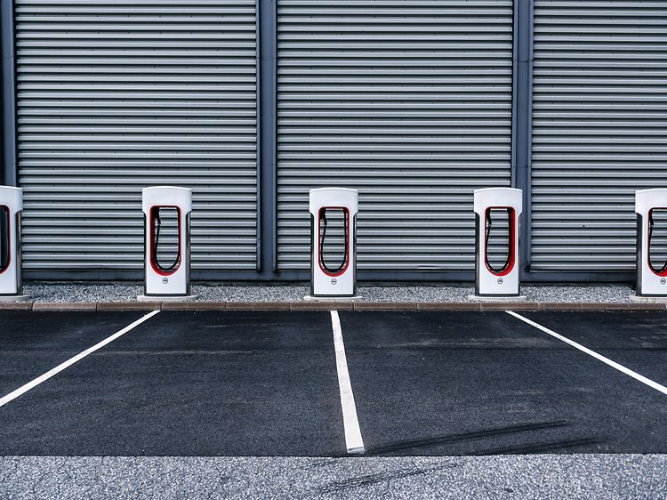 Laddningsstationer i rad på en parkeringsplats