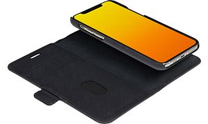 iPhone 11 med svart fodral av modellen Black Dbramante1928 som är öppet och har plats för kort på insidan. 