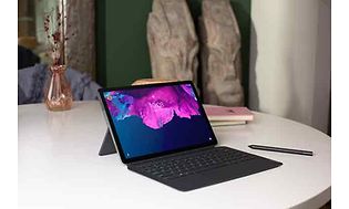 Lenovo Tab P11-surfplatta på ett bord