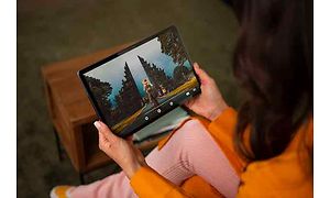 Kvinna som håller en Lenovo Tab P11-surfplatta