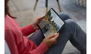 Kvinna som sitter med en Lenovo Tab P11-surfplatta