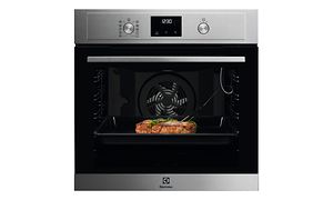 Integrerad ugn från Electrolux COP600X i svart och silver.