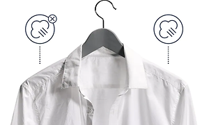 Tvättmaskin med ångrengöring: Vit skjorta på klädhängare.